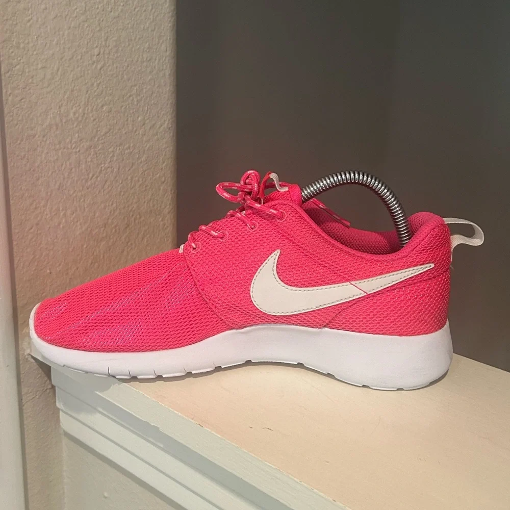 Nike Roshe One Kids Trainers Size 6.5 Y Running Shoes Pink/White 599729-609 - Picture 3 of 9